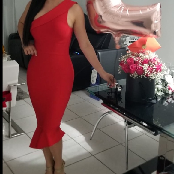 Red dress bodycon. It is ideal if you have curves and you like showing them - Picture 2 of 3